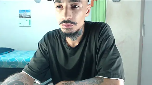 Snapshot of emiliano_hottt chatting on 05.11.26 emiliano hottt online show from 05.11.26
