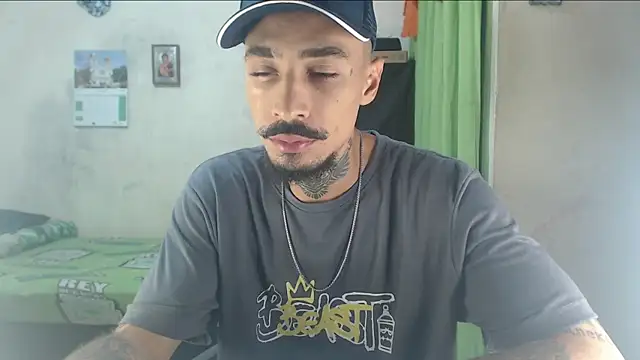 Snapshot of emiliano_hottt chatting on 06.10.26 emiliano hottt online show from 06.10.26
