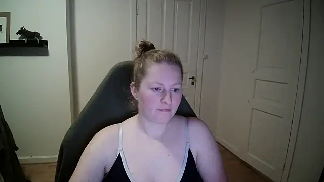 Snapshot of Girlnina-1995 chatting on 12.17.24 Girlnina-1995 online show from 12.17.24