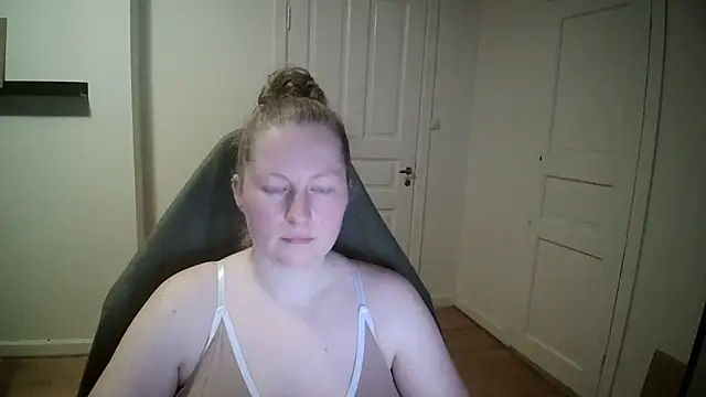 Snapshot of Girlnina-1995 chatting on 02.05.25 Girlnina-1995 online show from 02.05.25