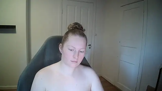 Snapshot of Girlnina-1995 chatting on 02.06.25 Girlnina-1995 online show from 02.06.25