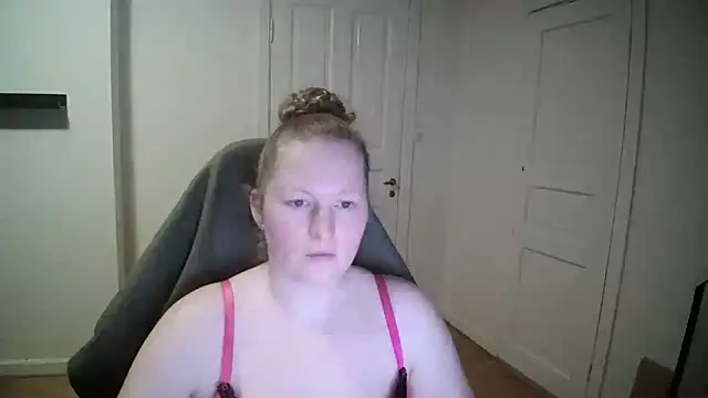 Snapshot of Girlnina-1995 chatting on 02.06.25 Girlnina-1995 online show from 02.06.25