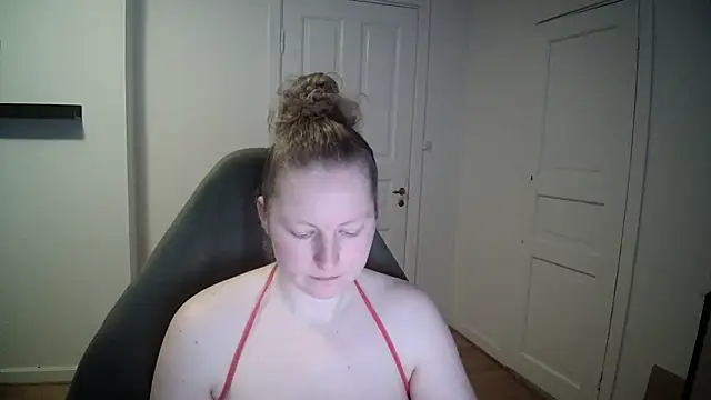 Snapshot of Girlnina-1995 chatting on 02.14.25 Girlnina-1995 online show from 02.14.25