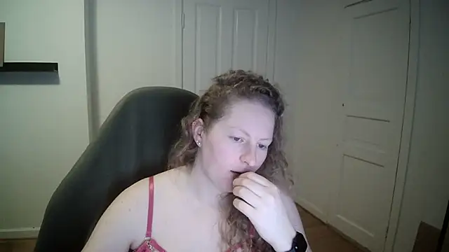 Snapshot of Girlnina-1995 chatting on 02.24.25 Girlnina-1995 online show from 02.24.25