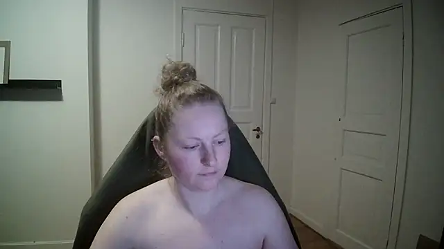 Snapshot of Girlnina-1995 chatting on 02.26.25 Girlnina-1995 online show from 02.26.25