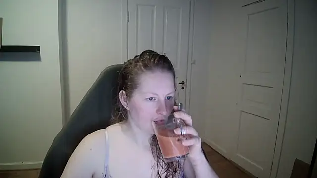 Snapshot of Girlnina-1995 chatting on 02.27.25 Girlnina-1995 online show from 02.27.25