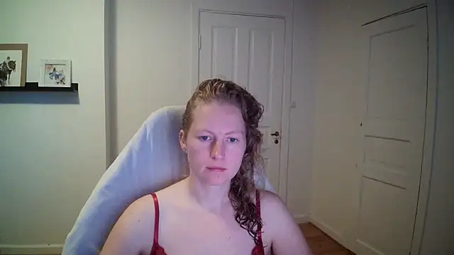 Snapshot of Girlnina-1995 chatting on 09.24.25 Girlnina-1995 online show from 09.24.25