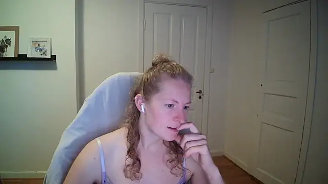 Snapshot of Girlnina-1995 chatting on 09.25.25 Girlnina-1995 online show from 09.25.25