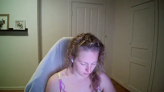 Snapshot of Girlnina-1995 chatting on 09.29.25 Girlnina-1995 online show from 09.29.25