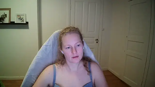 Snapshot of Girlnina-1995 chatting on 10.14.25 Girlnina-1995 online show from 10.14.25