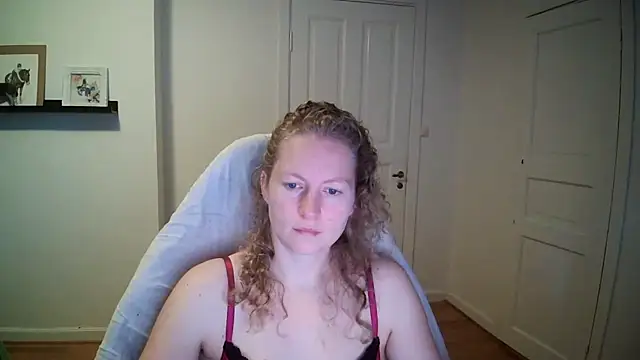 Snapshot of Girlnina-1995 chatting on 10.15.25 Girlnina-1995 online show from 10.15.25