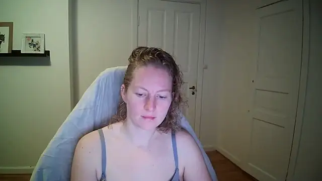 Snapshot of Girlnina-1995 chatting on 10.31.25 Girlnina-1995 online show from 10.31.25