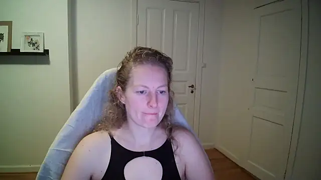 Snapshot of Girlnina-1995 chatting on 11.05.25 Girlnina-1995 online show from 11.05.25