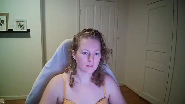 Snapshot of Girlnina-1995 chatting on 11.25.25 Girlnina-1995 online show from 11.25.25