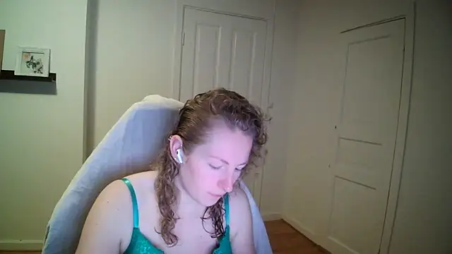 Snapshot of Girlnina-1995 chatting on 12.04.25 Girlnina-1995 online show from 12.04.25