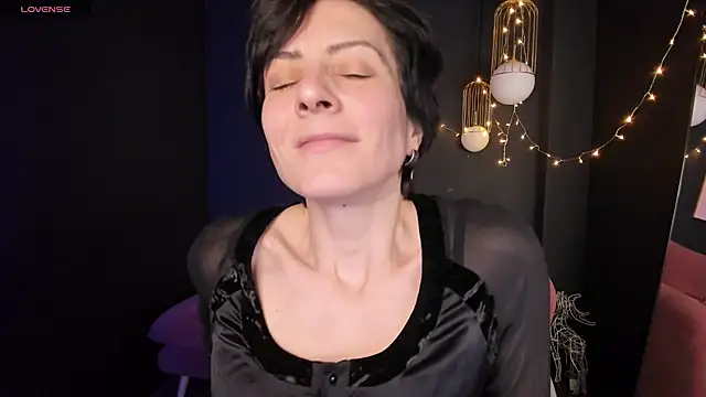 Snapshot of LorenDaze chatting on 02.05.25 LorenDaze online show from 02.05.25