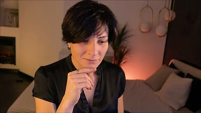 Snapshot of LorenDaze chatting on 11.25.25 LorenDaze online show from 11.25.25