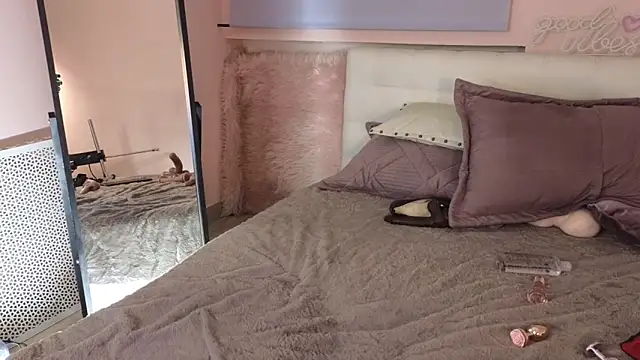 Snapshot of AmalyGreen chatting on 03.21.25 AmalyGreen online show from 03.21.25