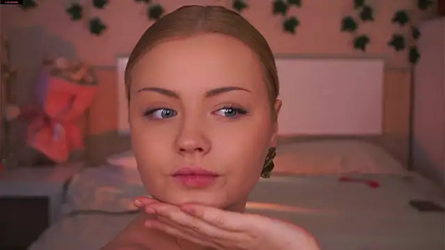 Snapshot of missbeatriss chatting on 10.20.25 missbeatriss online show from 10.20.25