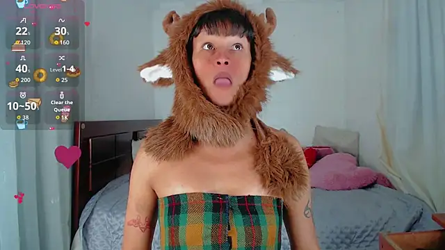 Snapshot of Summer_XO chatting on 11.24.25 Summer XO online show from 11.24.25