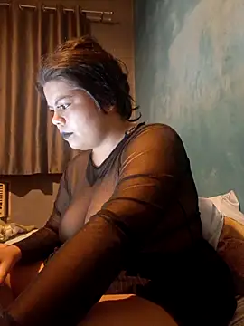 Snapshot of niCuNin chatting on 10.13.25 niCuNin online show from 10.13.25