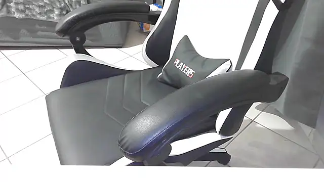 Snapshot of simoninside25 chatting on 09.18.25 simoninside25 online show from 09.18.25