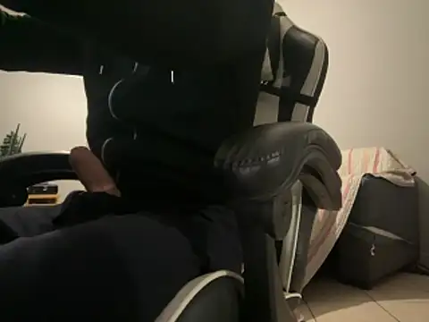 Snapshot of simoninside25 chatting on 12.15.25 simoninside25 online show from 12.15.25