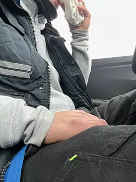 Snapshot of simoninside25 chatting on 12.16.25 simoninside25 online show from 12.16.25