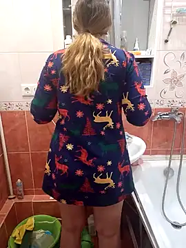 Snapshot of DienkaGreen chatting on 12.14.24 DienkaGreen online show from 12.14.24