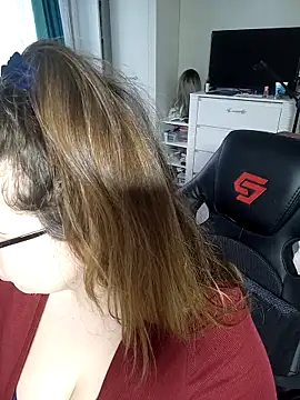 Snapshot of DienkaGreen chatting on 10.31.25 DienkaGreen online show from 10.31.25