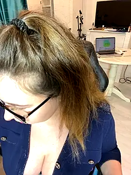 Snapshot of DienkaGreen chatting on 11.16.25 DienkaGreen online show from 11.16.25