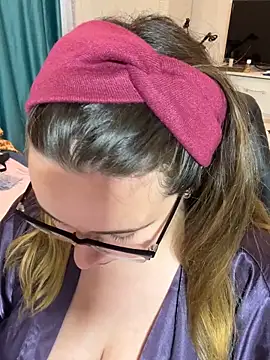 Snapshot of DienkaGreen chatting on 11.18.25 DienkaGreen online show from 11.18.25