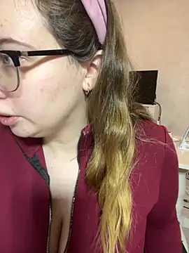 Snapshot of DienkaGreen chatting on 11.20.25 DienkaGreen online show from 11.20.25