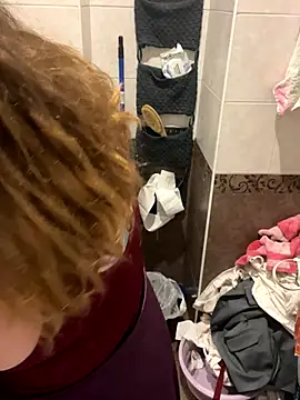 Snapshot of DienkaGreen chatting on 11.25.25 DienkaGreen online show from 11.25.25