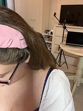 Snapshot of DienkaGreen chatting on 11.26.25 DienkaGreen online show from 11.26.25