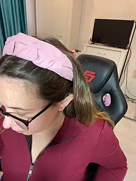 Snapshot of DienkaGreen chatting on 11.27.25 DienkaGreen online show from 11.27.25