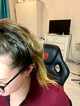 Snapshot of DienkaGreen chatting on 11.29.25 DienkaGreen online show from 11.29.25