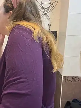 Snapshot of DienkaGreen chatting on 12.02.25 DienkaGreen online show from 12.02.25