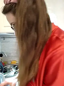 Snapshot of DienkaGreen chatting on 12.14.25 DienkaGreen online show from 12.14.25