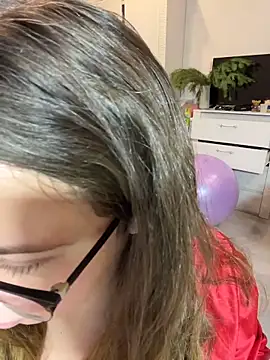 Snapshot of DienkaGreen chatting on 12.18.25 DienkaGreen online show from 12.18.25