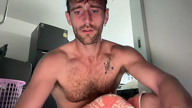 Snapshot of lukegunn chatting on 01.01.25 lukegunn online show from 01.01.25