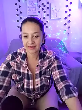 Snapshot of camilalatti chatting on 02.12.25 camilalatti online show from 02.12.25
