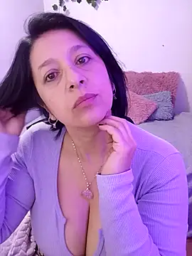 Snapshot of camilalatti chatting on 09.18.25 camilalatti online show from 09.18.25