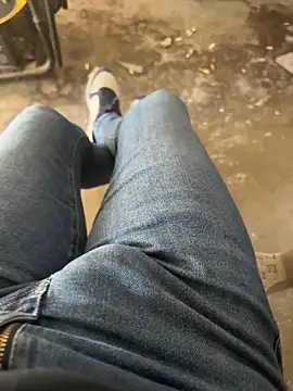 Snapshot of MAHKE12 chatting on 11.21.25 MAHKE12 online show from 11.21.25