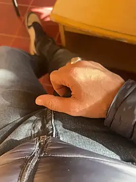 Snapshot of MAHKE12 chatting on 11.27.25 MAHKE12 online show from 11.27.25