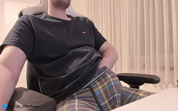 Snapshot of cozy-mike chatting on 01.08.25 cozy-mike online show from 01.08.25