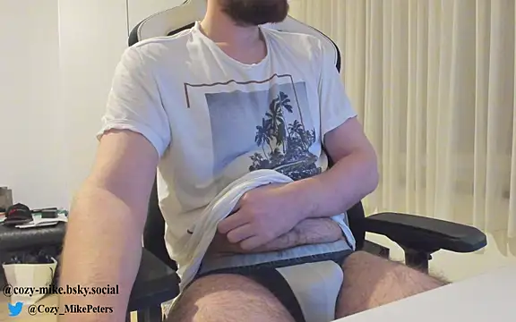 Snapshot of cozy-mike chatting on 02.19.25 cozy-mike online show from 02.19.25