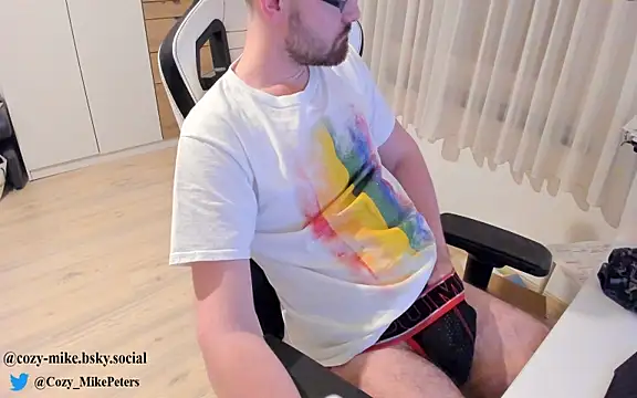 Snapshot of cozy-mike chatting on 03.01.25 cozy-mike online show from 03.01.25