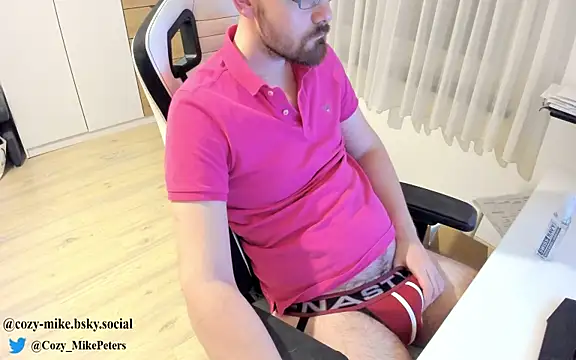 Snapshot of cozy-mike chatting on 03.08.25 cozy-mike online show from 03.08.25