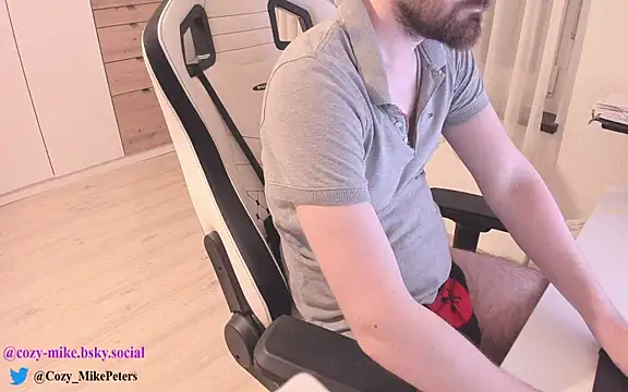 Snapshot of cozy-mike chatting on 03.19.25 cozy-mike online show from 03.19.25